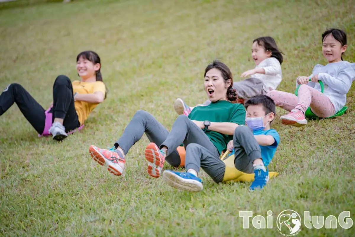 ６歲以下免費入園！台東「初鹿牧場」５玩法：餵牛牛、免費玩滑草、吃牛奶冰