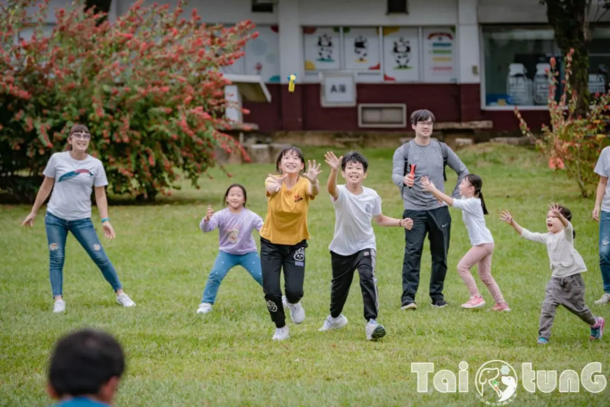 ６歲以下免費入園！台東「初鹿牧場」５玩法：餵牛牛、免費玩滑草、吃牛奶冰
