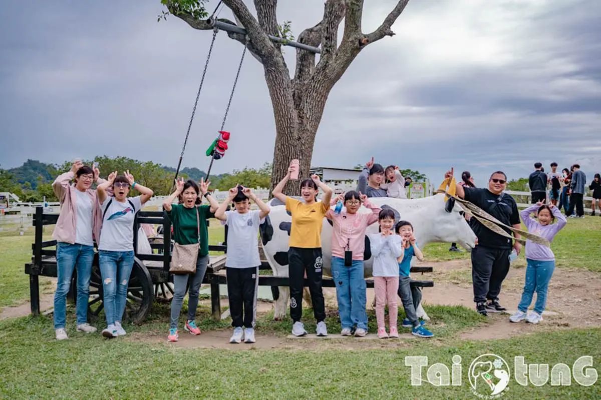 ６歲以下免費入園！台東「初鹿牧場」５玩法：餵牛牛、免費玩滑草、吃牛奶冰