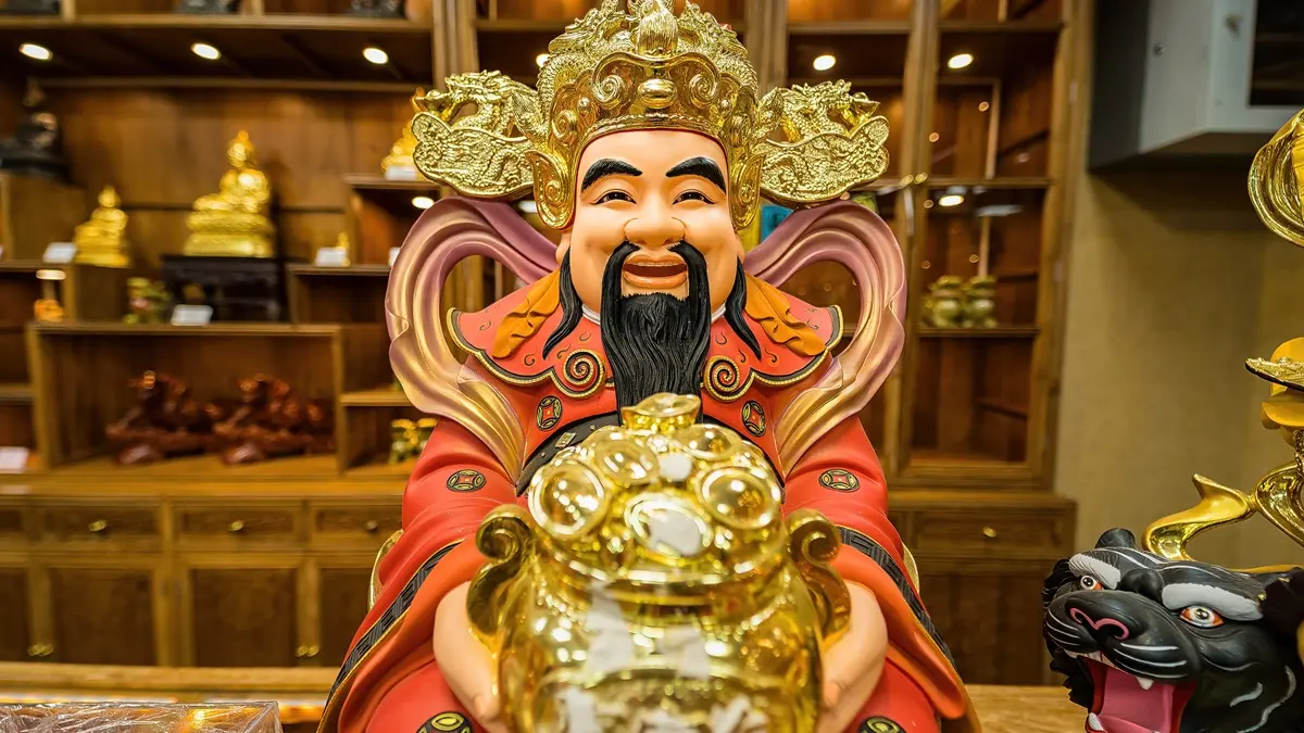 初五禁忌與習俗另一項是，正月初五為五路財神誕辰，因此大家會在初四子夜，準備好水果、三牲等供品。