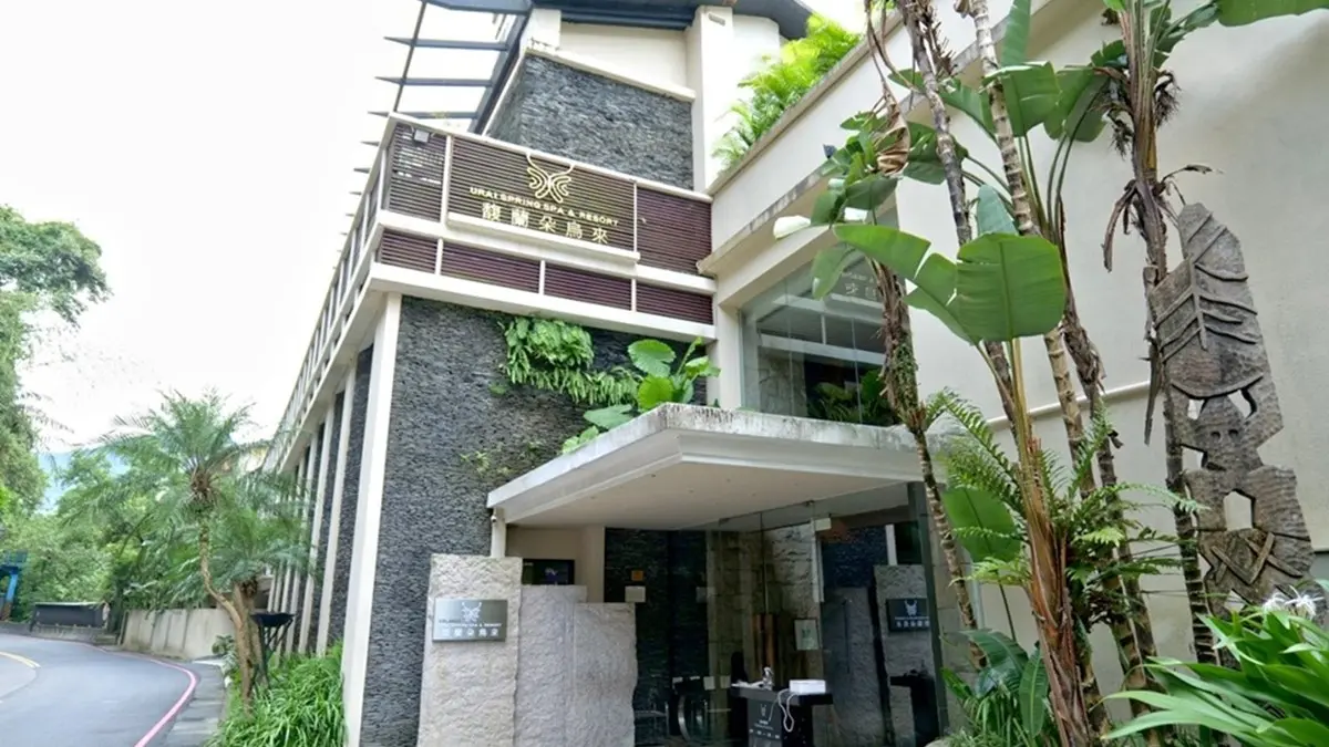 泡美人湯邊賞「蒂芬妮藍溪谷」、爽嗑季節套餐！開箱烏來日式頂級湯屋