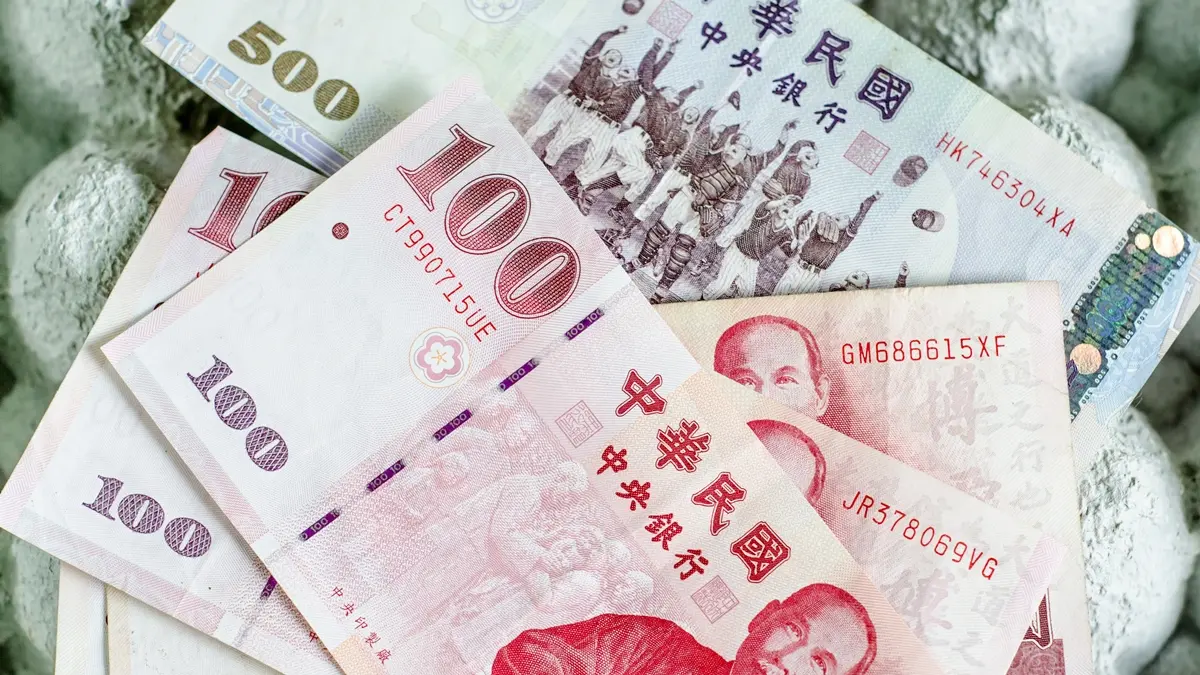 快檢查你的500元鈔票！他搭計程車找錢收到假鈔太逼真，「魔鬼細節」大家來找碴