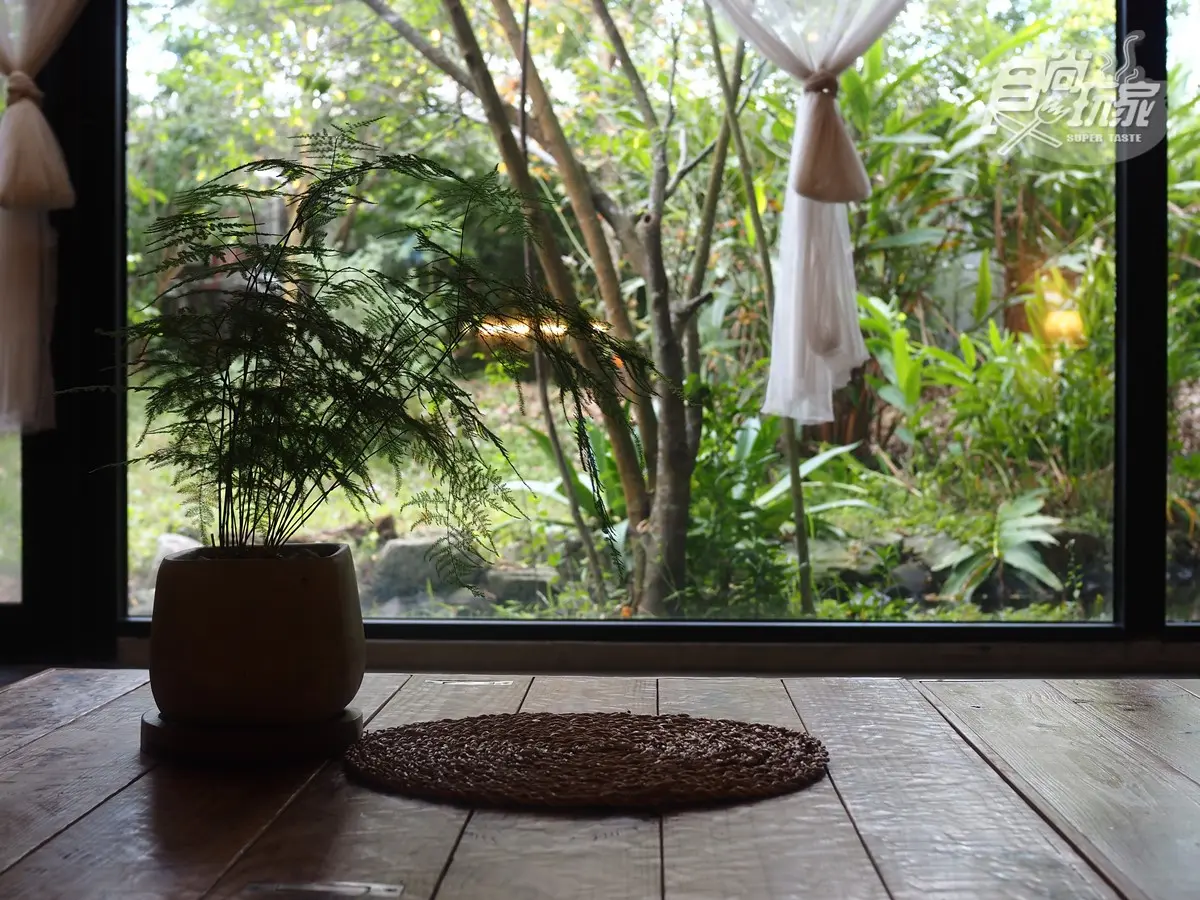 睡在雨林裡的樹屋!開箱宜蘭礁溪「祕境溫泉民宿」,一泊二食、泡湯泡到飽 睡在雨林裡的樹屋!開箱宜蘭礁溪「祕境溫泉民宿」,一泊二食、泡湯泡到飽