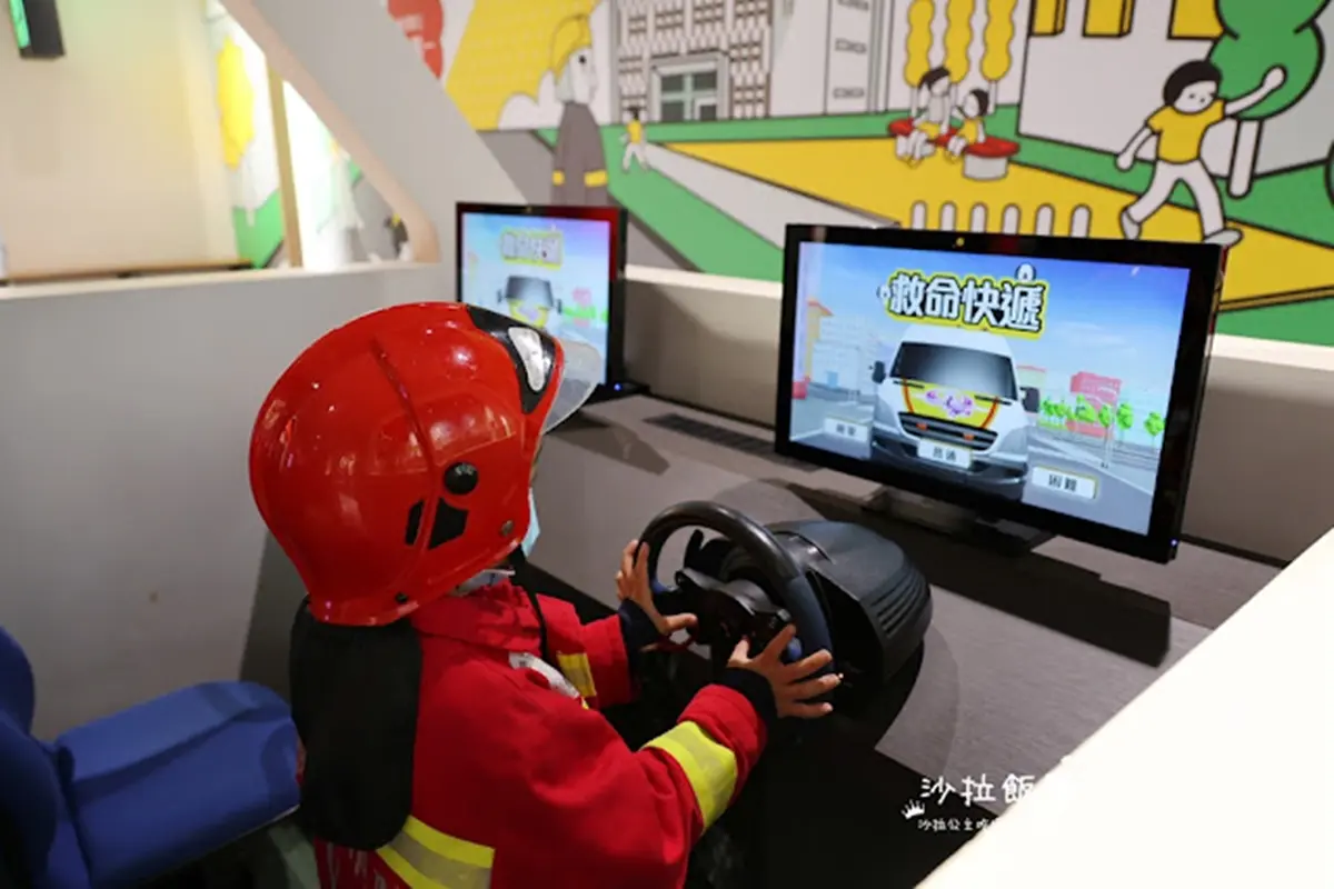 桃園景點「防災博物館」，學齡前小朋友可以體驗駕駛巨大救護車。