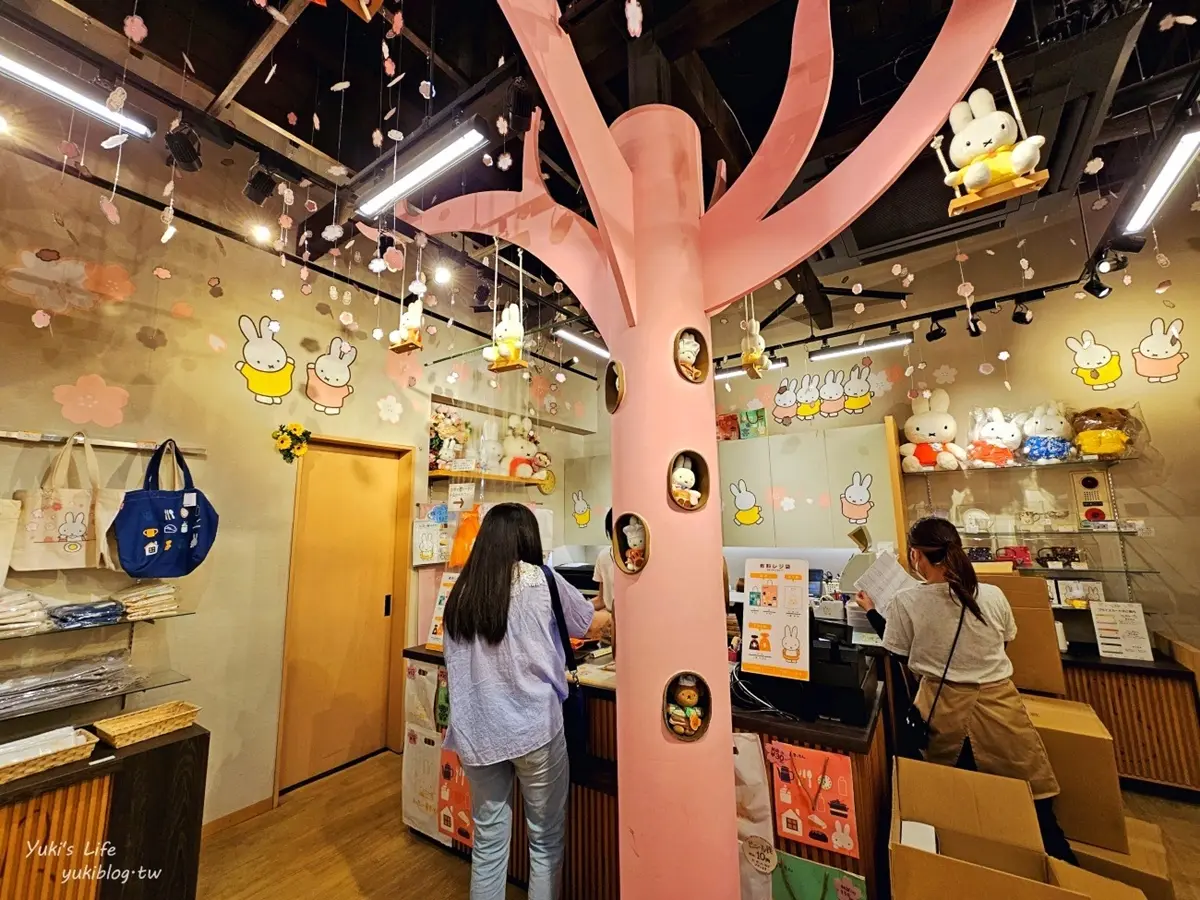 米飛兔粉尖叫!開箱超粉嫩「Miffy主題麵包店」,超Q兔兔造型萌到捨不得吃 米飛兔粉尖叫!開箱超粉嫩「Miffy主題麵包店」,超Q兔兔造型萌到捨不得吃