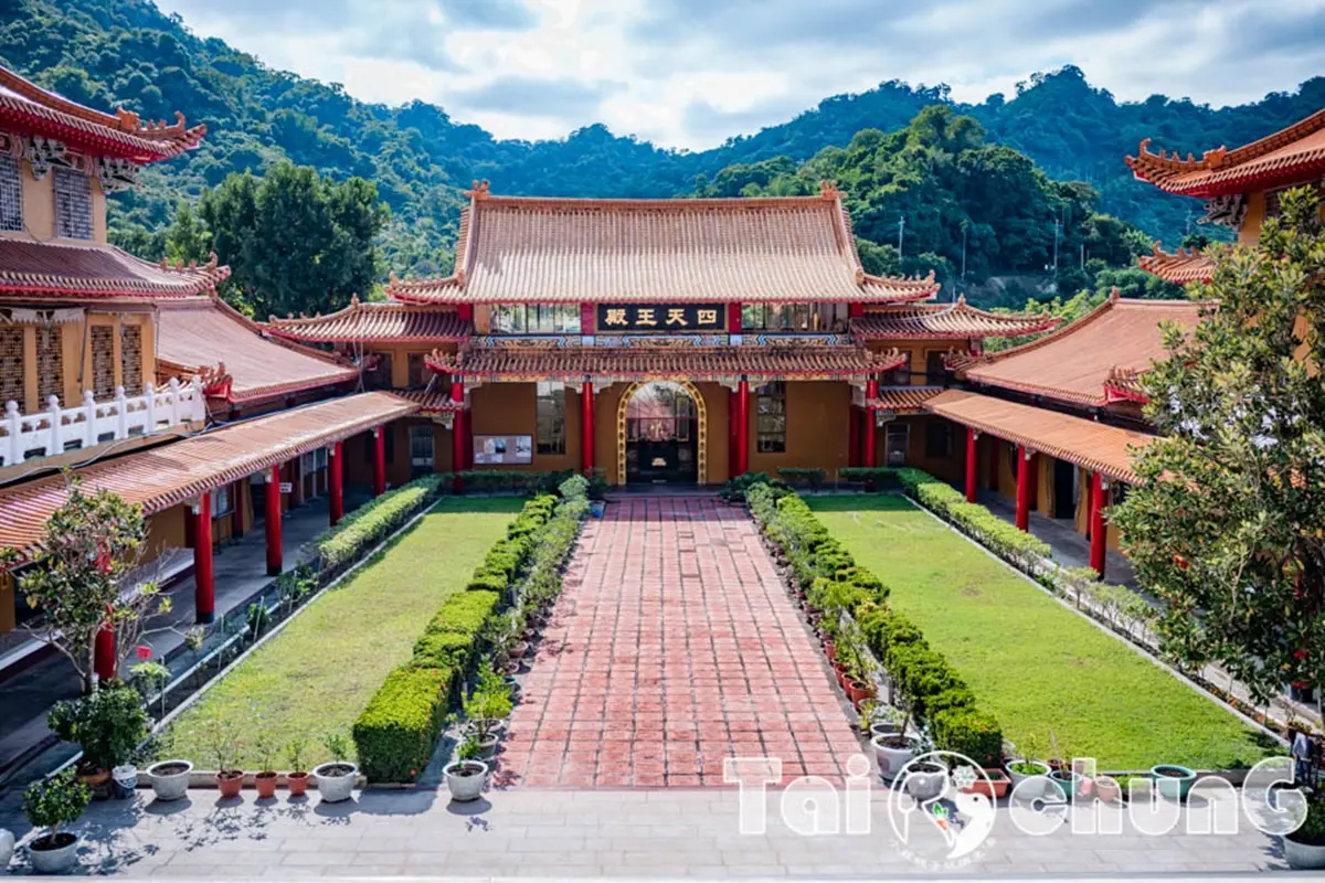 「巨型九龍金雕」超逼真！台中「仿明朝古寺」藏深山，龍年最應景春遊景點