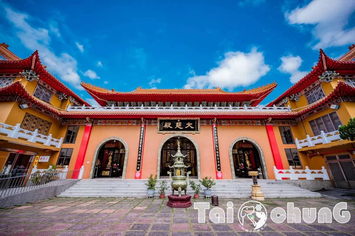 「巨型九龍金雕」超逼真！台中「仿明朝古寺」藏深山，龍年最應景春遊景點