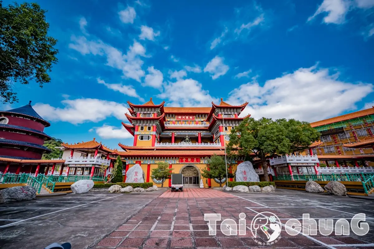 「巨型九龍金雕」超逼真！台中「仿明朝古寺」藏深山，龍年最應景春遊景點