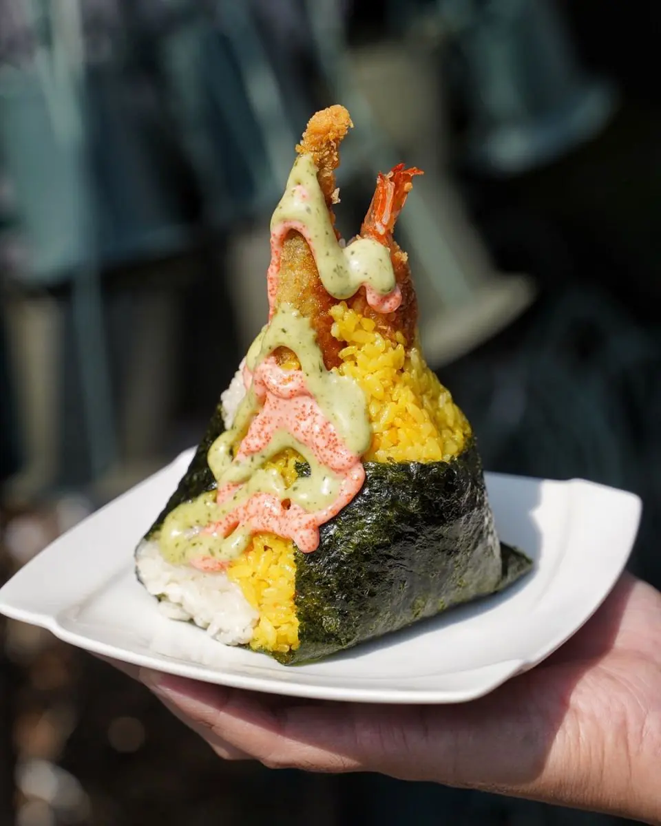 「飯糰界的101」在台中!塞爆7種料一口咬不下,巨飽尺寸1000則好評激推 【台中美食推薦】超浮誇「海老炸蝦魚三角飯糰」