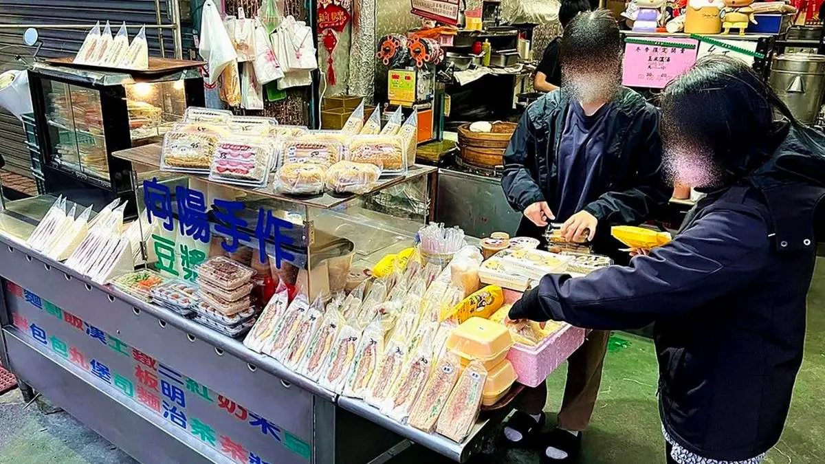 店面是鹿港在地30年的老字號早餐店，晚上則會賣起煲湯。（圖片來源：靜香EAT）
