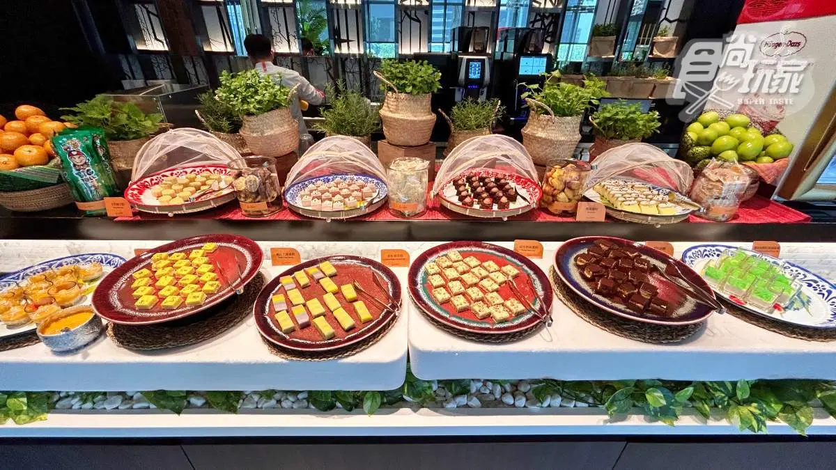 最強泰式Buffet「泰市場」回歸!近百道泰料吃到飽,週末限定泰國蝦、榴槤披薩 最強泰式Buffet「泰市場」回歸!近百道泰料吃到飽,週末限定泰國蝦、榴槤披薩