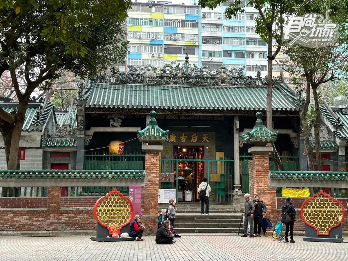 打卡港片拍攝地！開箱「全新夜市」22攤超好逛，順遊天后廟貼金箔祈願