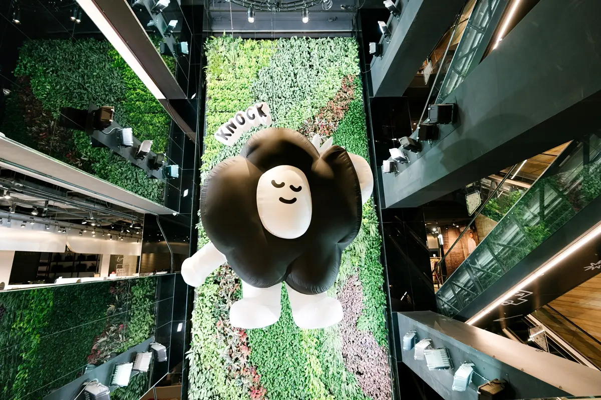 韓國雜貨控要朝聖！最Q「黑白插畫快閃店」在台中，超巨大花花、獨家帆布袋