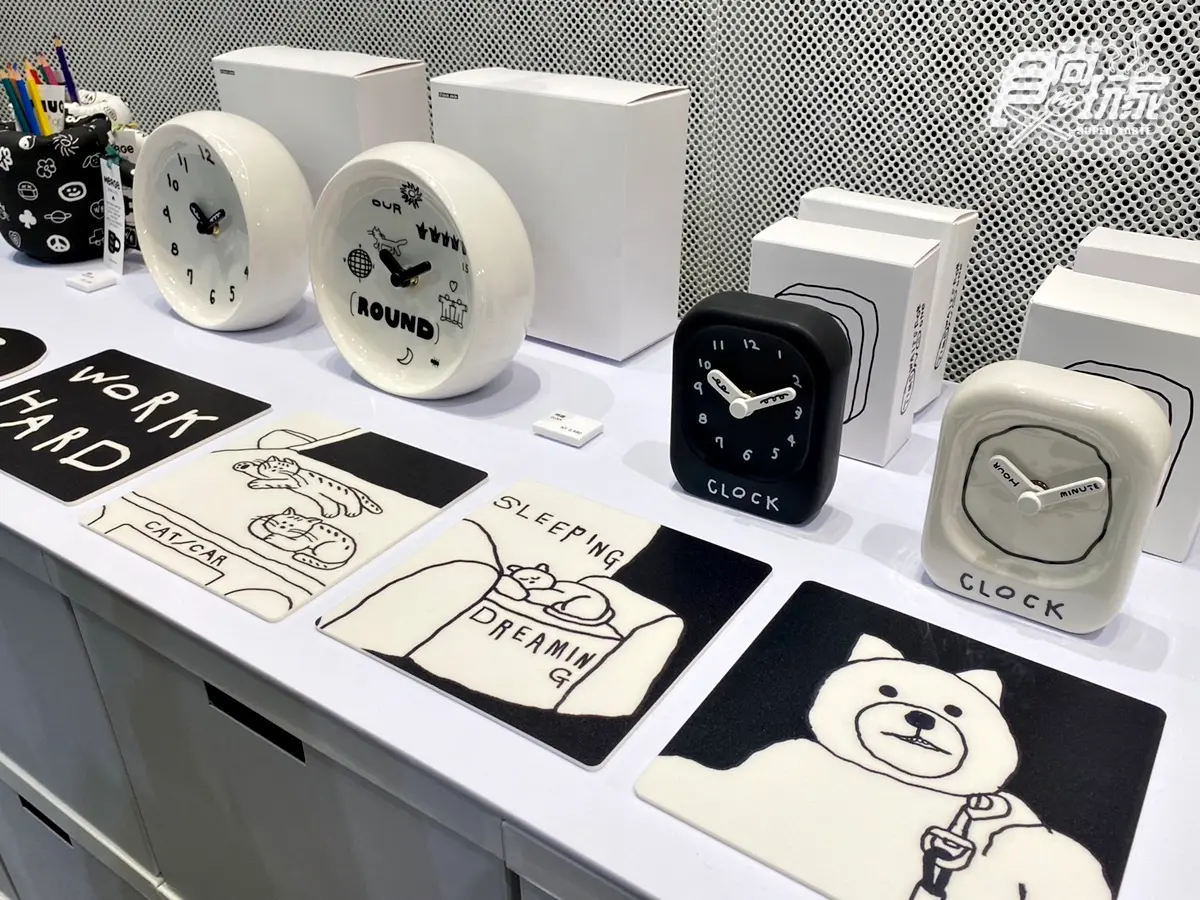 韓國雜貨控要朝聖！最Q「黑白插畫快閃店」在台中，超巨大花花、獨家帆布袋