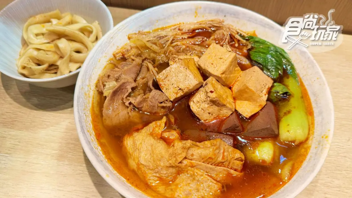「台北最帥滷味店老闆」在這！激推必點「銷魂腿庫麵」，膠質滿滿、入口即化