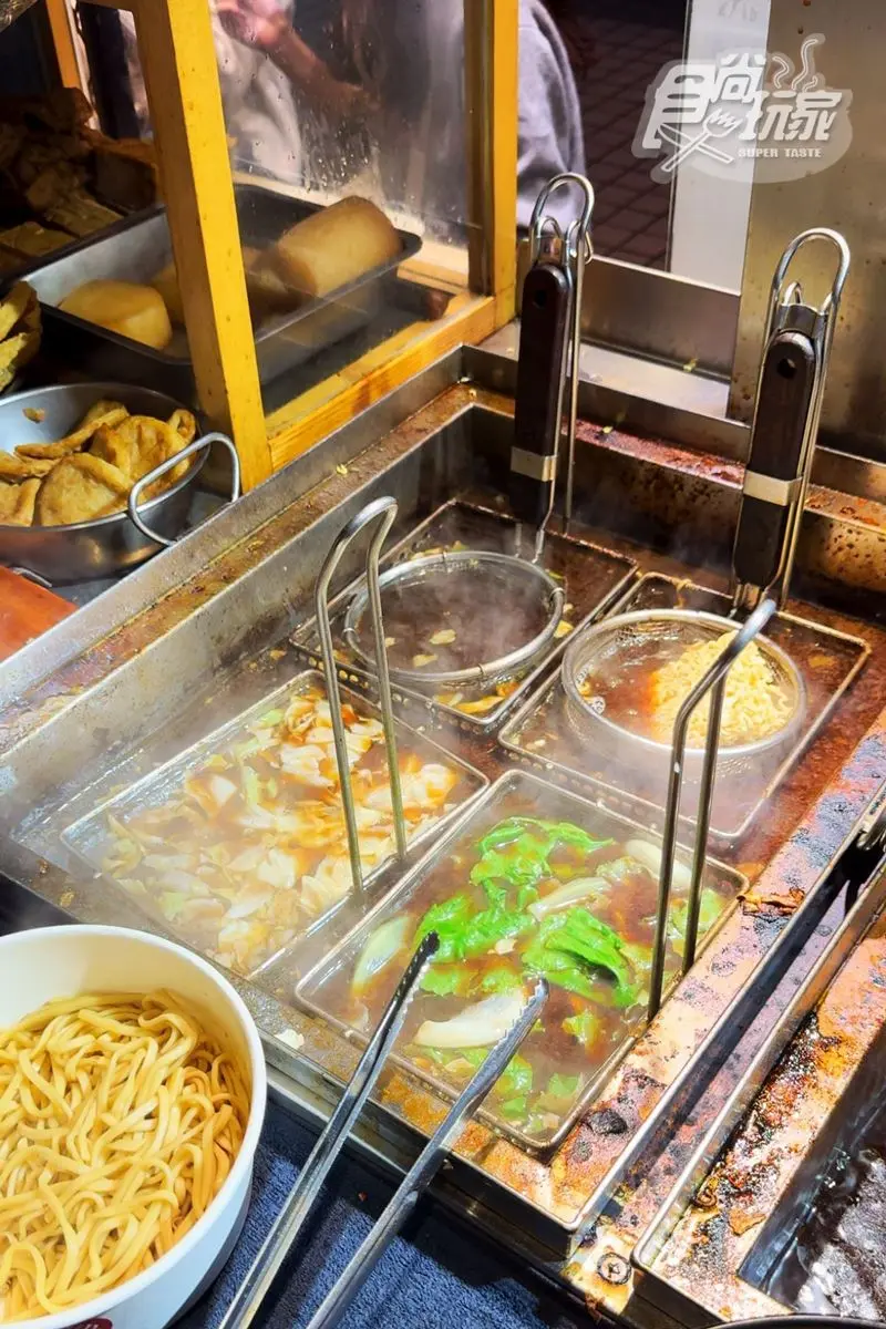 「台北最帥滷味店老闆」在這！激推必點「銷魂腿庫麵」，膠質滿滿、入口即化