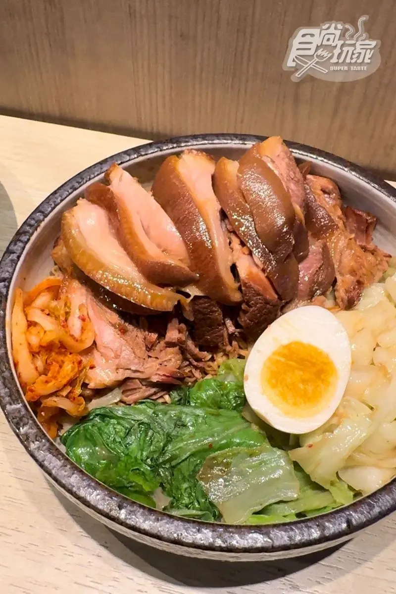 「台北最帥滷味店老闆」在這！激推必點「銷魂腿庫麵」，膠質滿滿、入口即化