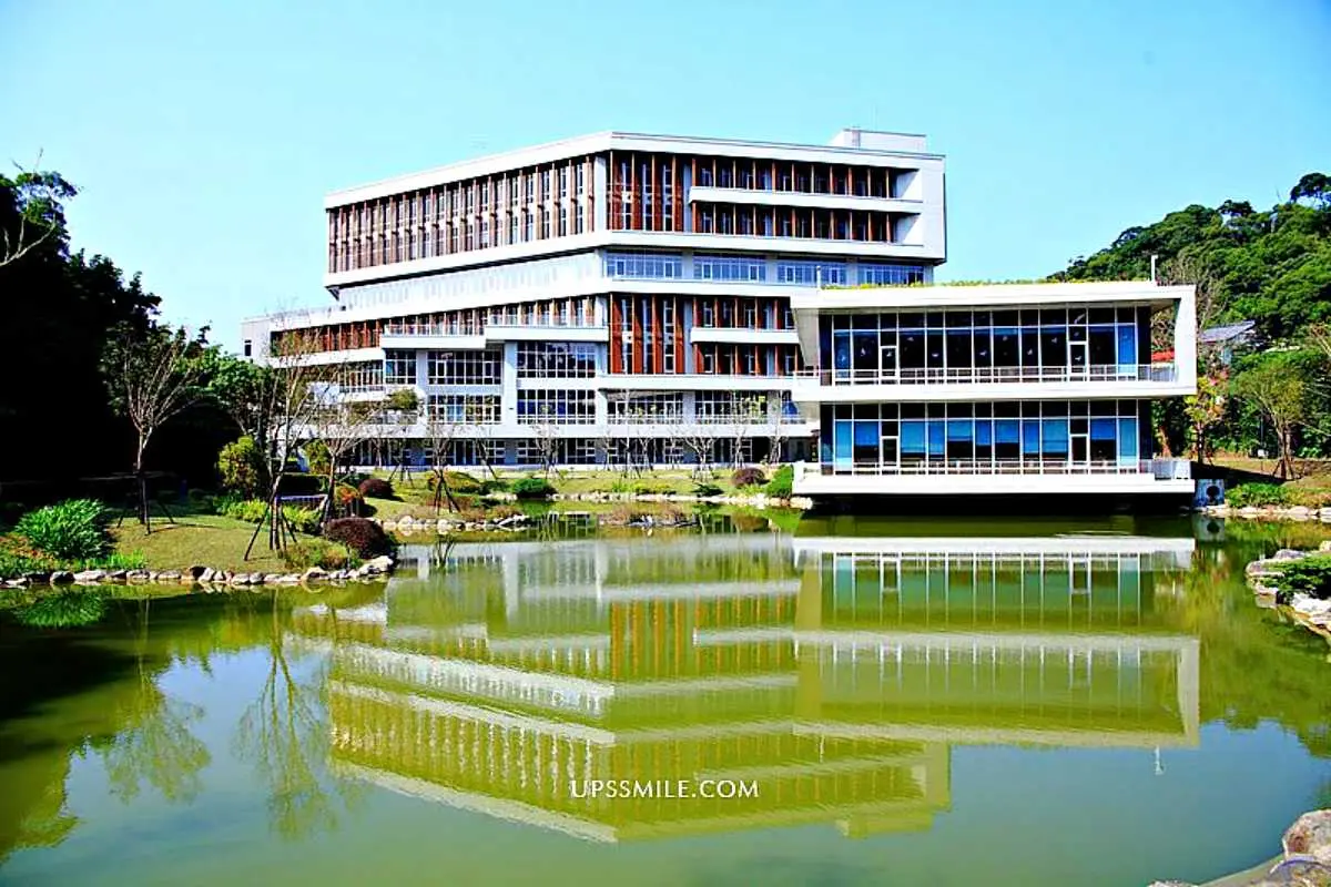 「台版星空圖書館」在這！７層樓ㄇ字形書牆超壯觀，搶拍清水模建築湖面倒影