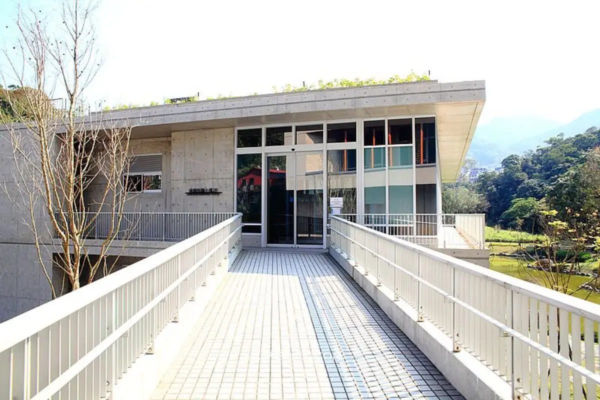 「台版星空圖書館」在這！７層樓ㄇ字形書牆超壯觀，搶拍清水模建築湖面倒影