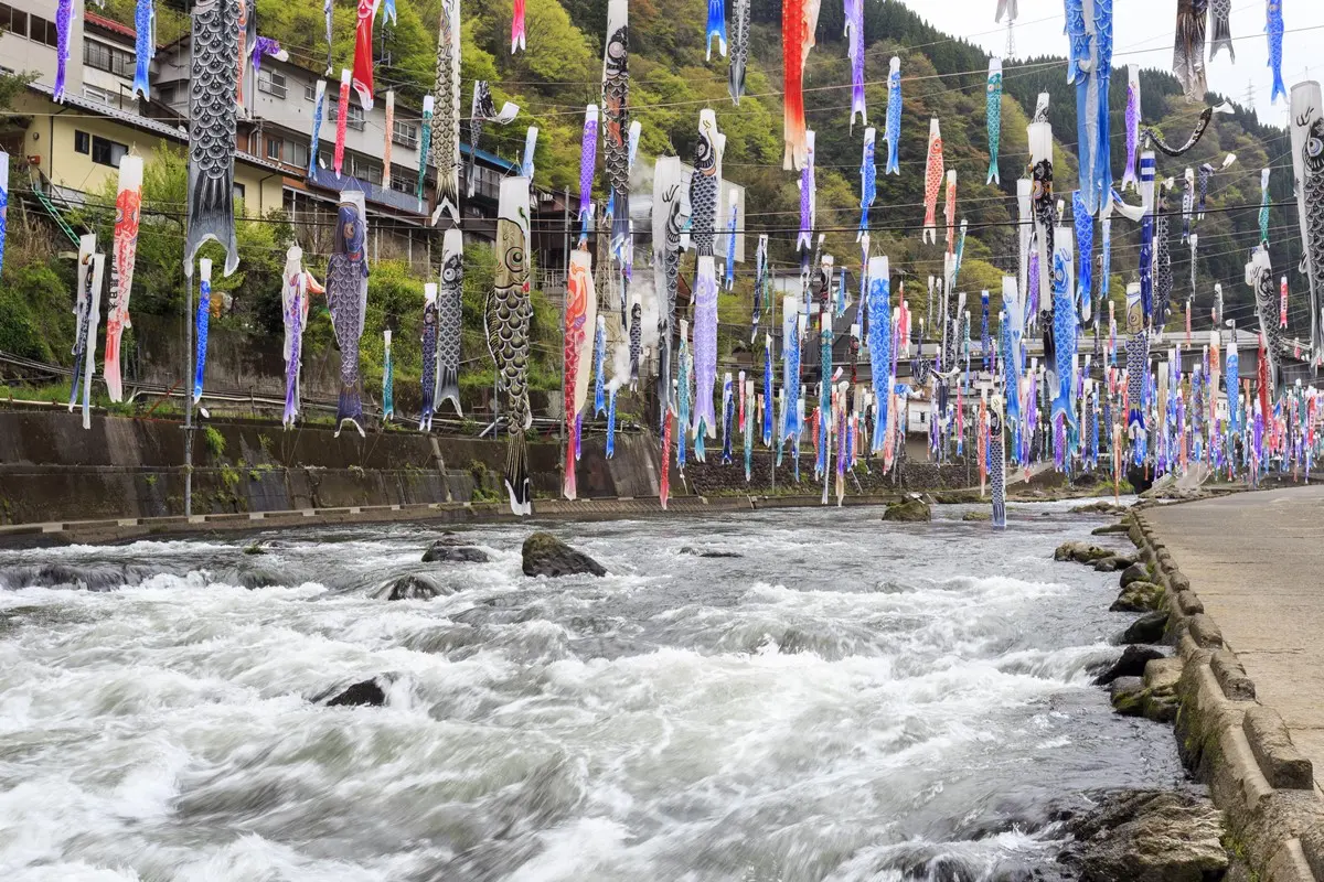 3千條鯉魚旗飛天!山中祕境「兒童節限定」美景,還能泡美人湯、吃溫泉布丁 3千條鯉魚旗飛天!山中祕境「兒童節限定」美景,還能泡美人湯、吃溫泉布丁