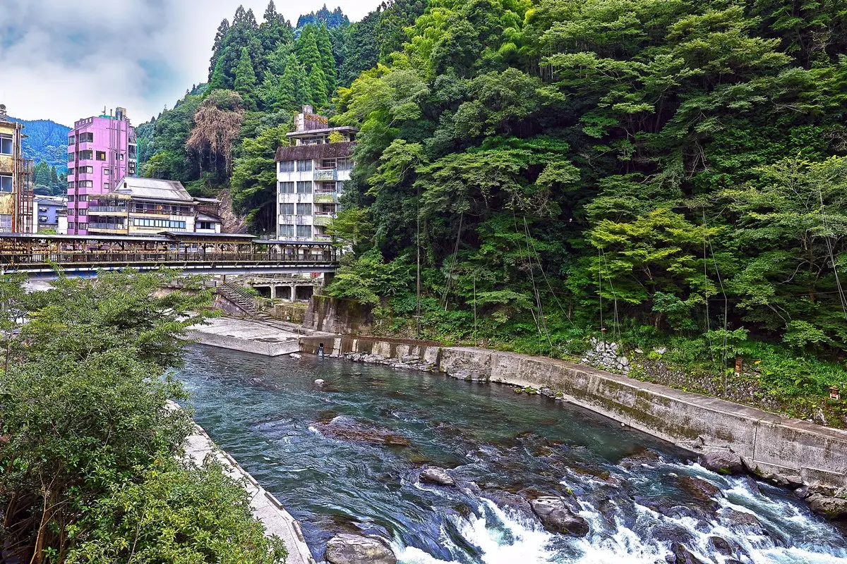 3千條鯉魚旗飛天!山中祕境「兒童節限定」美景,還能泡美人湯、吃溫泉布丁 3千條鯉魚旗飛天!山中祕境「兒童節限定」美景,還能泡美人湯、吃溫泉布丁