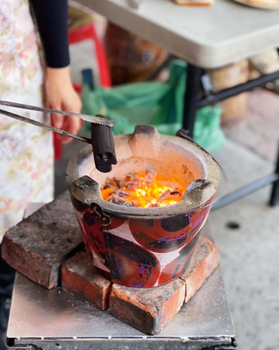 廟前60年「阿嬤牌三明治」!古早味豬油煎蛋軟嫩銷魂,炭火直烤金黃酥香 廟前60年「阿嬤牌三明治」!古早味豬油煎蛋軟嫩銷魂,炭火直烤金黃酥香