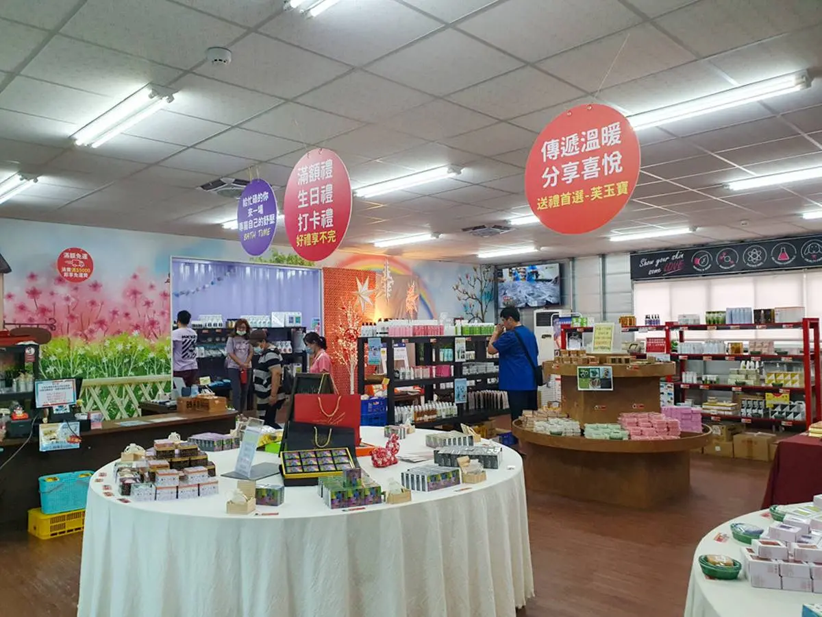 南台灣最強香皂觀光工廠!免費入園爽玩挖土機、巨型馬卡龍,兒童節出遊首選 南台灣最強香皂觀光工廠!免費入園爽玩挖土機、巨型馬卡龍,兒童節出遊首選