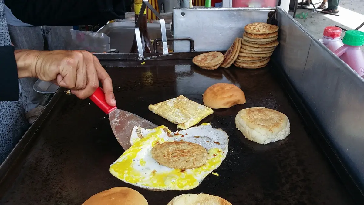 早餐店１冷門品項暴紅！「蛋皮包裹再淋醬」他一吃驚豔，網友：完美組合