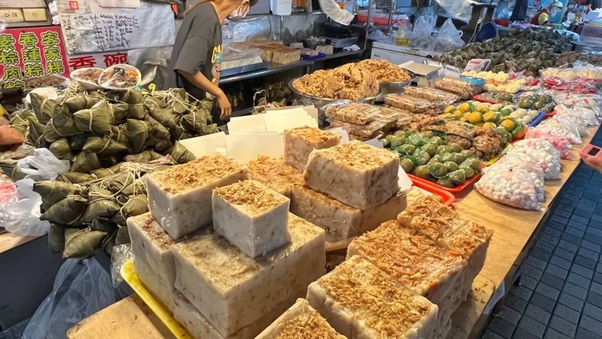 芋粿、草仔粿通通10 元！「客家米食點心」市場飄香40年，在地婆媽最愛