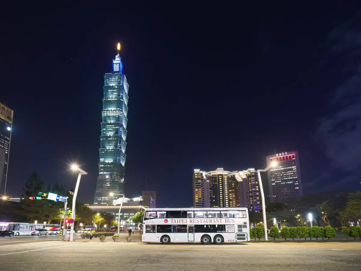 台北最新「銀色雙層餐車」！午餐爽嗑冠軍牛肉麵，預訂平台、時間、價格曝