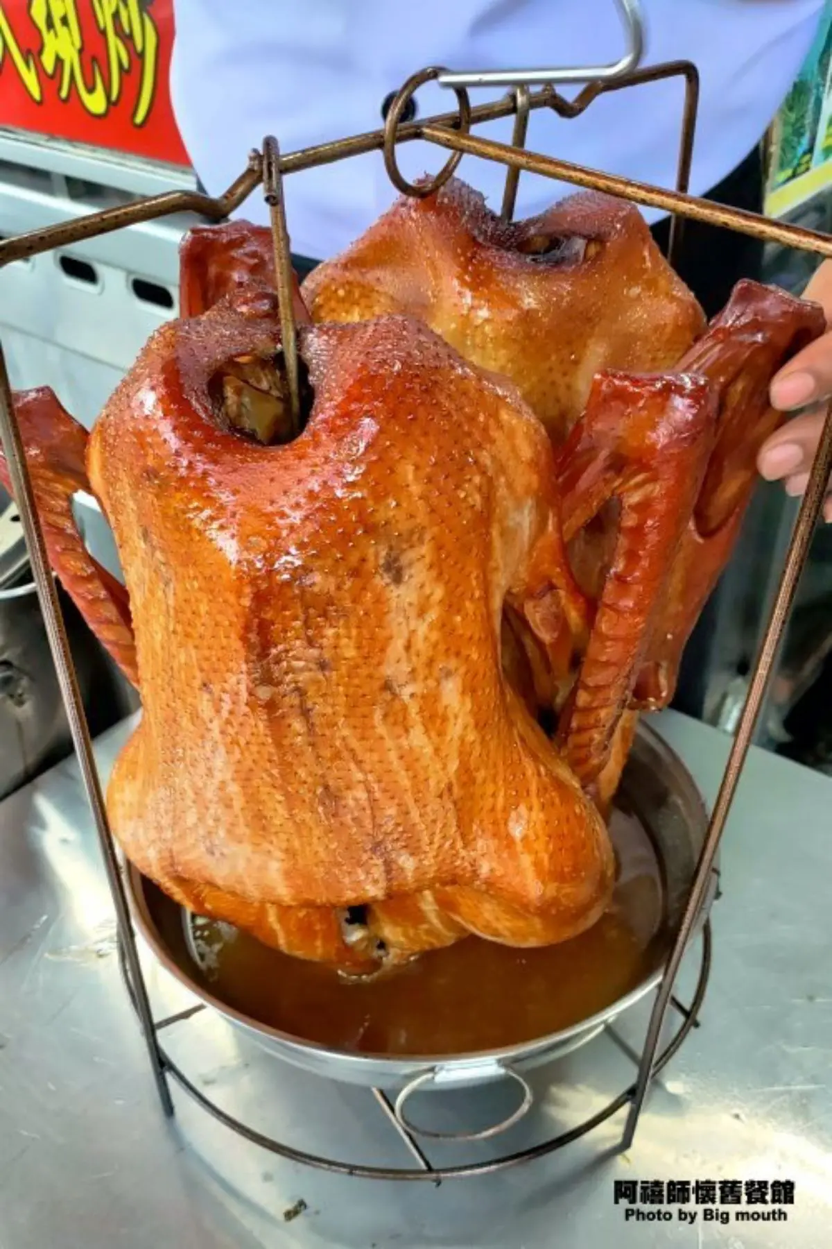 台中第一家「桶仔鵝」在這！獲頒「全台好吃鵝肉飯」第二名，甘蔗燻鵝粉嫩多汁