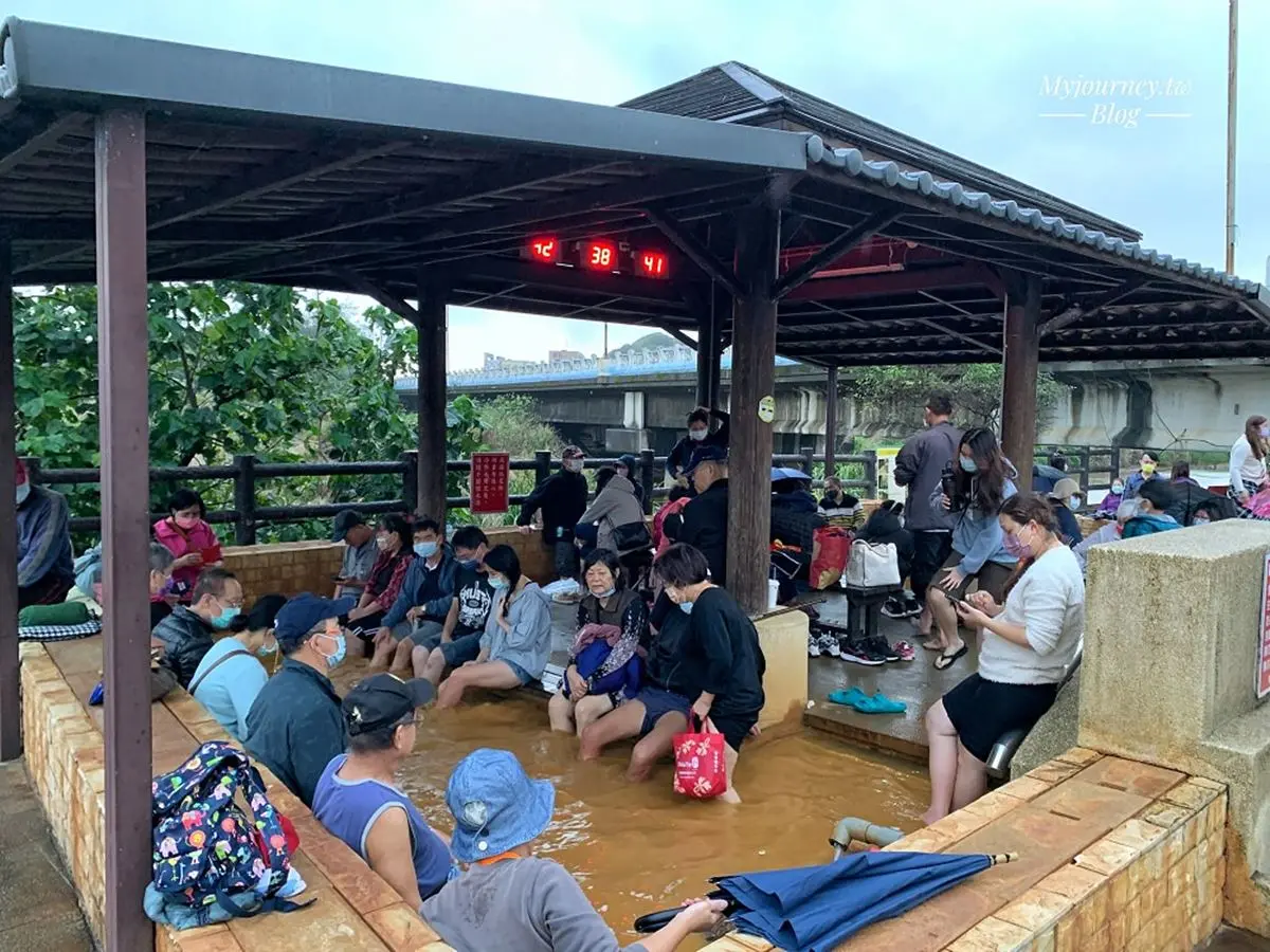 全台最大!2000坪溫泉樂園、秘境露天湯屋,金山溫泉泡湯推薦10處 金山溫泉免費足湯2|磺港公共浴室(黃金之湯)