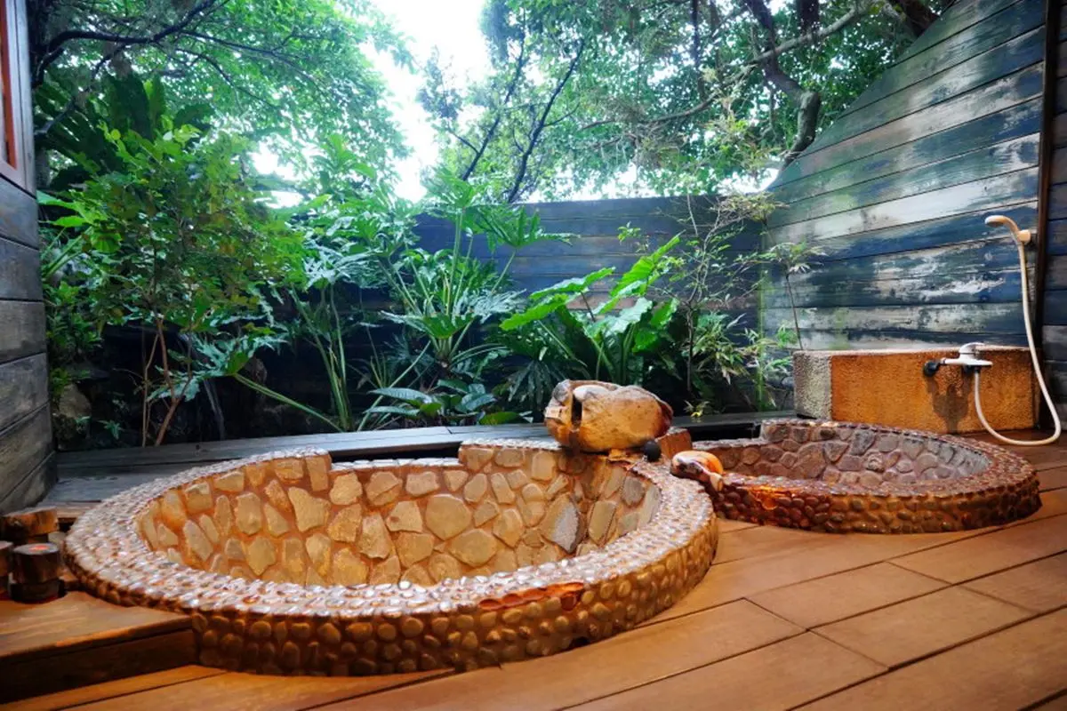 全台最大!2000坪溫泉樂園、秘境露天湯屋,金山溫泉泡湯推薦10處 金山溫泉湯屋推薦4|舊金山總督溫泉