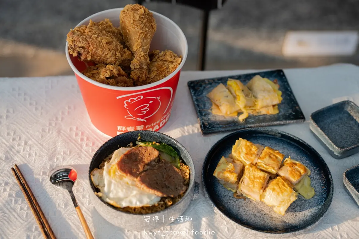 奶茶、氣泡飲喝到飽!全台最狂「胖老爹」開賣早餐,必點炸雞桶+乳酪蛋餅 嘉義「胖老爹美式炸雞縣府店」,除了現點現做的炸雞,還有飲料自助吧無限暢飲。
