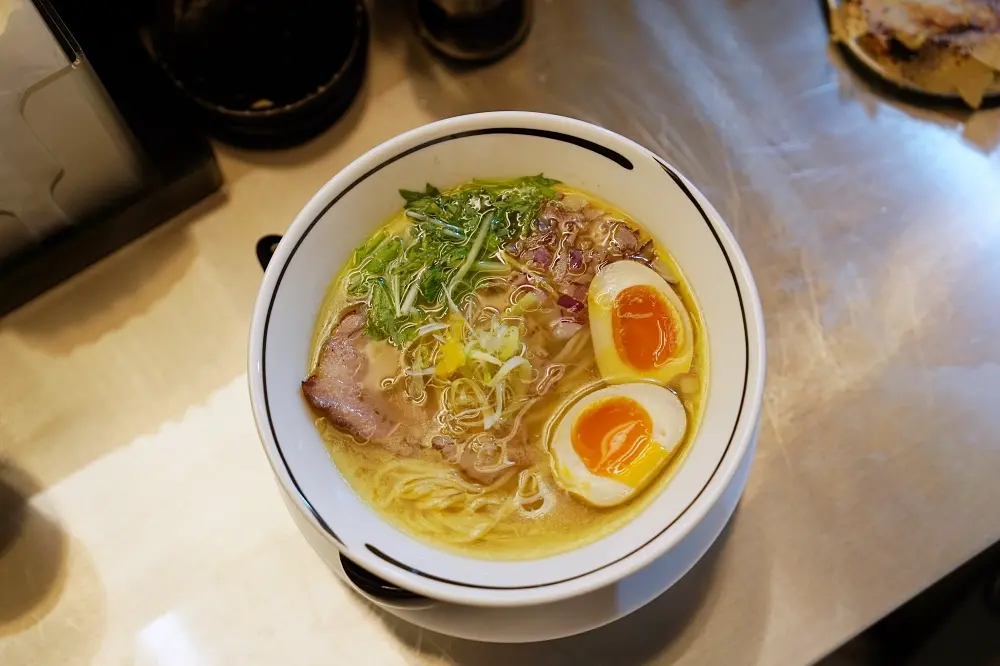 2026嘉義美食推薦20家!嘉義景觀餐廳、火鍋吃到飽、文青老宅咖啡 嘉義餐廳「SAGAS拉麵店」推薦試試「柚香塩潮拉麵」。