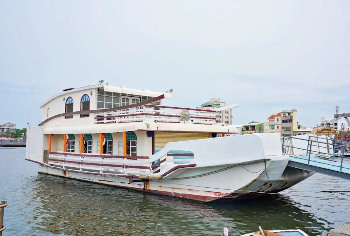 台南唯一「海上咖啡廳」！全預約制坐船看美景，拱形窗＋漁港海景美翻