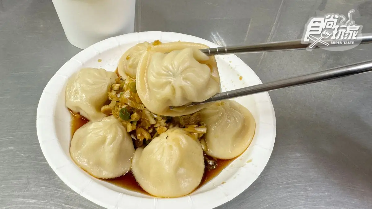 高雄楠梓美食推薦TOP14!14元彈牙肉圓、平價爆量炒飯、人氣蒜味蟹腳 楠梓美食:港都金口福小籠湯包|加爆蔥蒜超唰嘴
