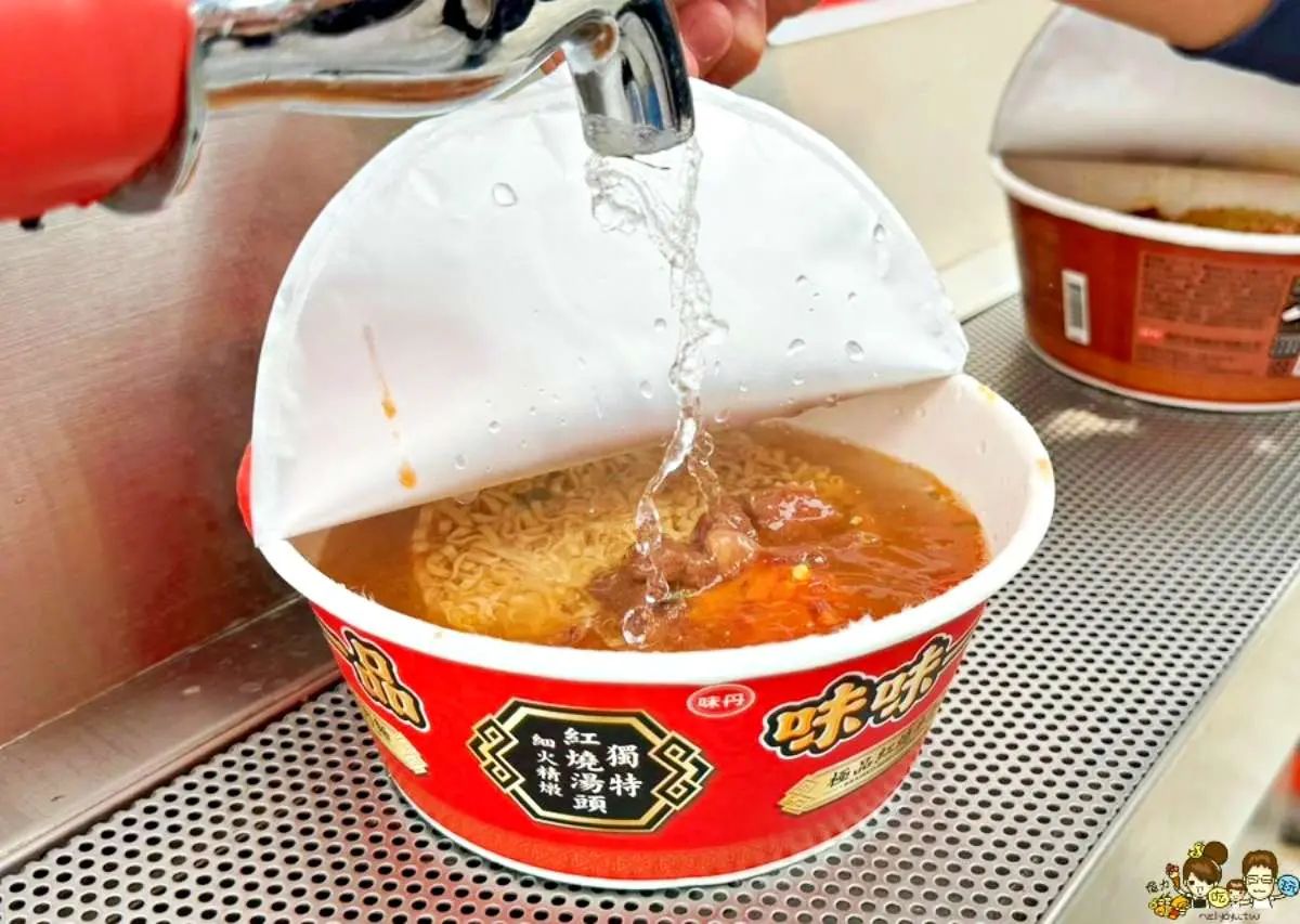 南台灣第一家「泡麵土地公廟」地點曝！拜完免費吃保庇泡麵，邊搭海景好愜意