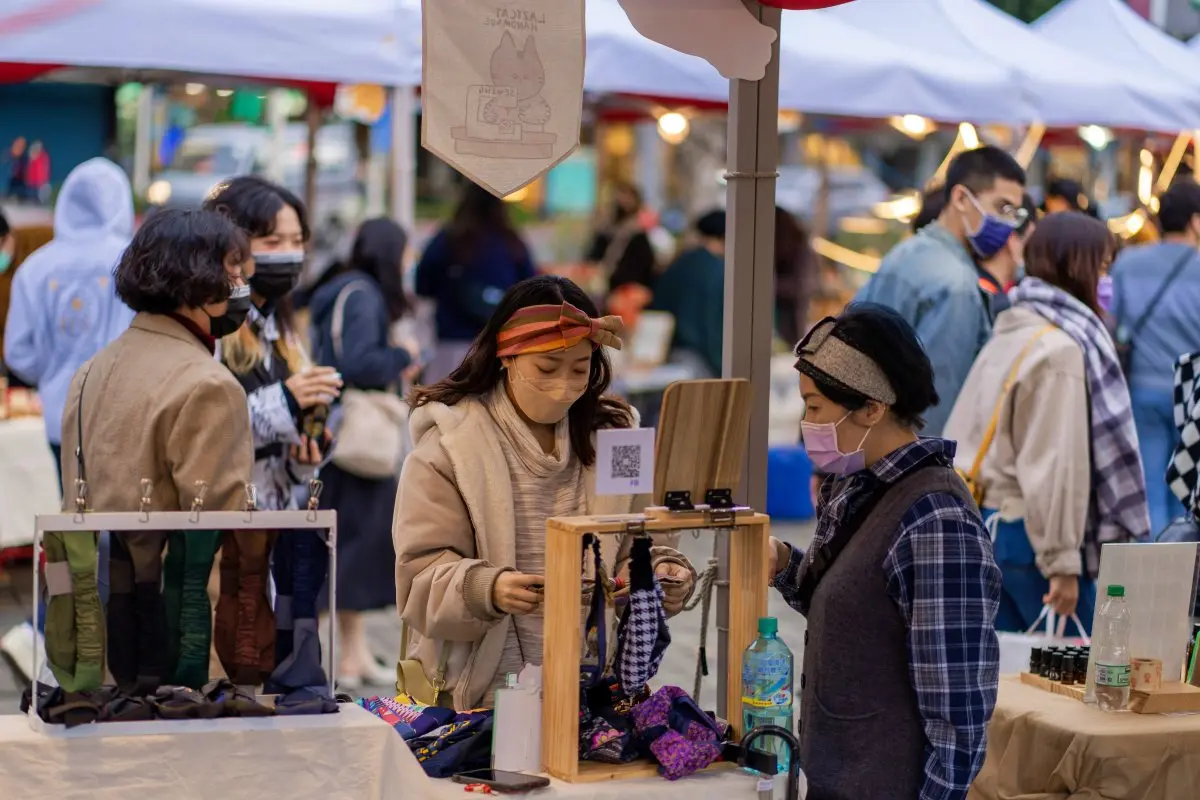今晚下班就去逛！雙北５大「快閃市集」：華山歐洲美食派對、輕軌二手市集