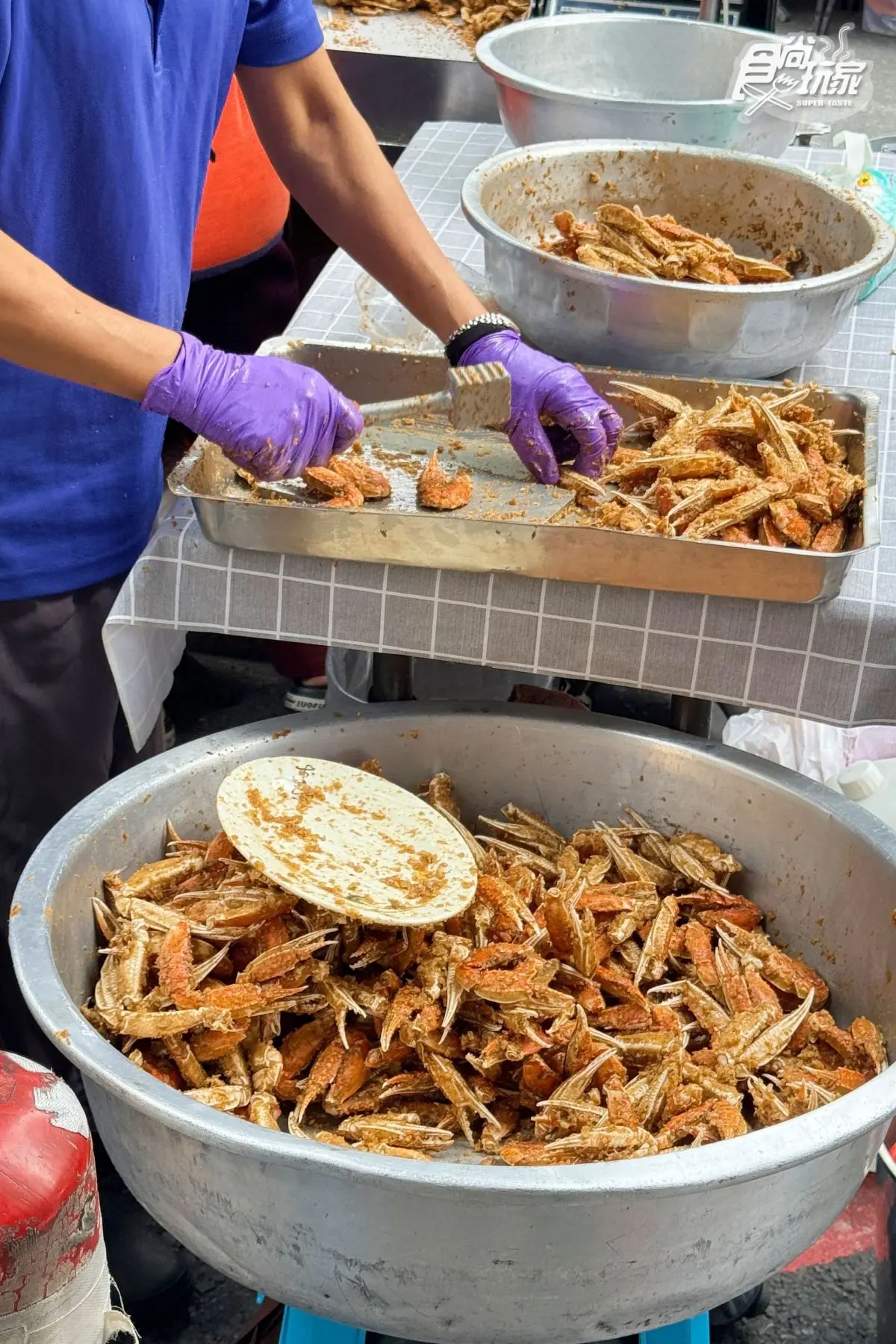高雄夜市排隊傳奇!老字號「蒜香螃蟹」還沒開門就排爆,鐵粉狂買千元不手軟 高雄夜市排隊傳奇!老字號「蒜香螃蟹」還沒開門就排爆,鐵粉狂買千元不手軟