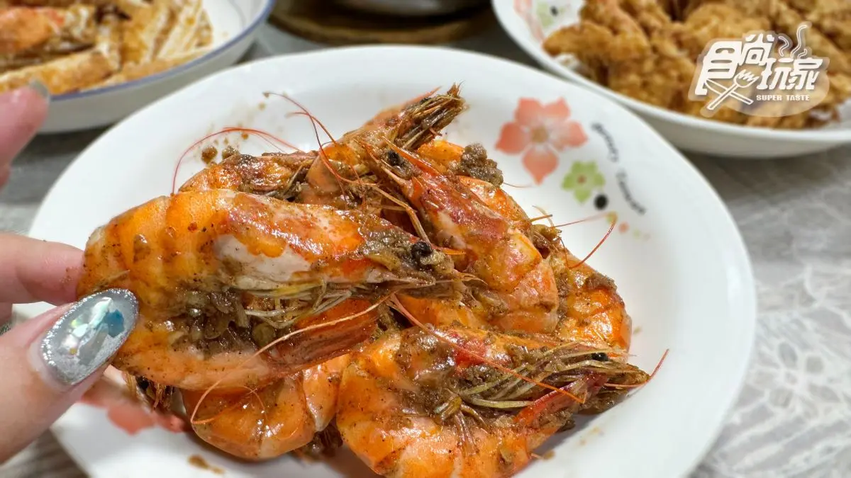 高雄夜市排隊傳奇!老字號「蒜香螃蟹」還沒開門就排爆,鐵粉狂買千元不手軟 高雄夜市排隊傳奇!老字號「蒜香螃蟹」還沒開門就排爆,鐵粉狂買千元不手軟
