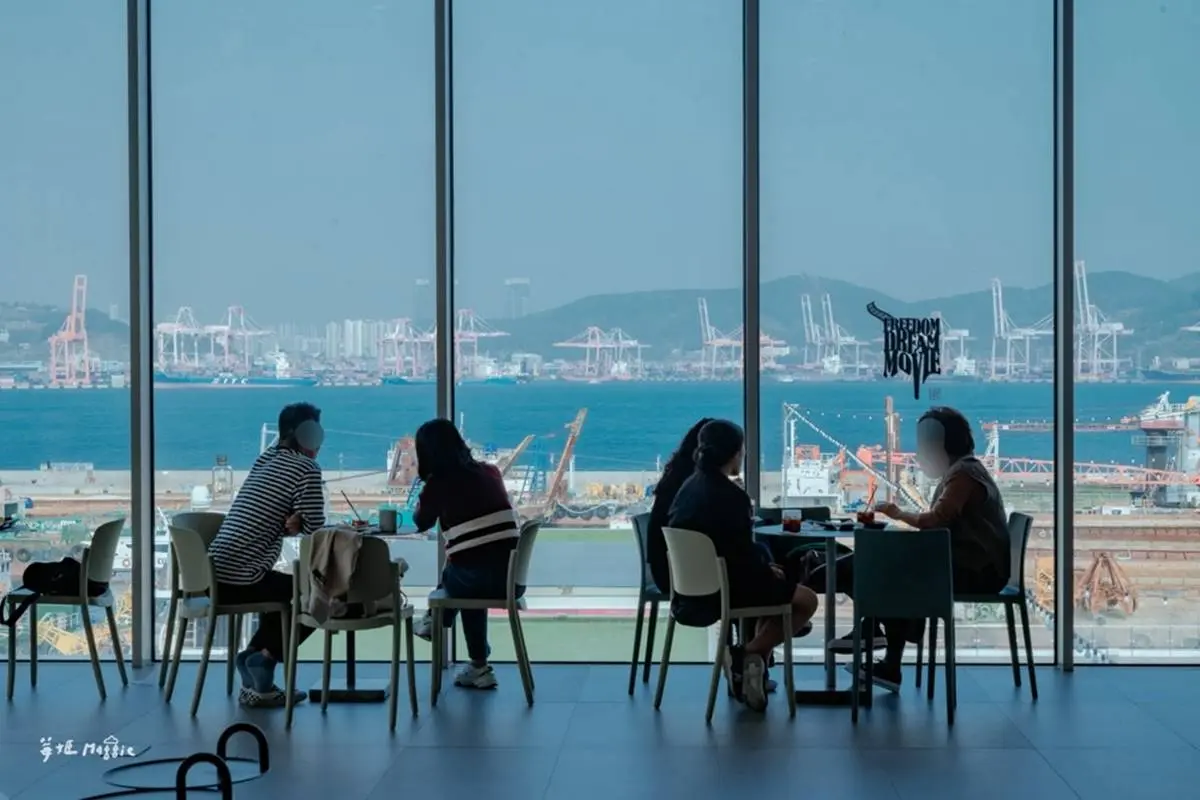 2層樓高階梯座位看海!面海第一排「無邊際海景」餐廳,20種以上麵包超享受 2層樓高階梯座位看海!面海第一排「無邊際海景」餐廳,20種以上麵包超享受