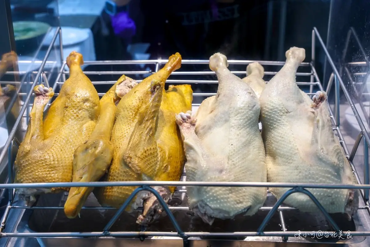 延三夜市超強鵝肉攤！甘蔗鵝、鹽水鵝皮Ｑ肉嫩，鵝油飯尬半熟炸蛋超銷魂