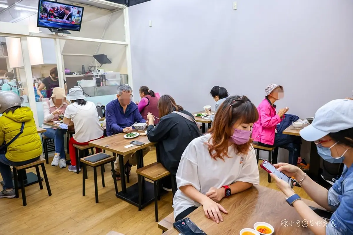延三夜市超強鵝肉攤！甘蔗鵝、鹽水鵝皮Ｑ肉嫩，鵝油飯尬半熟炸蛋超銷魂