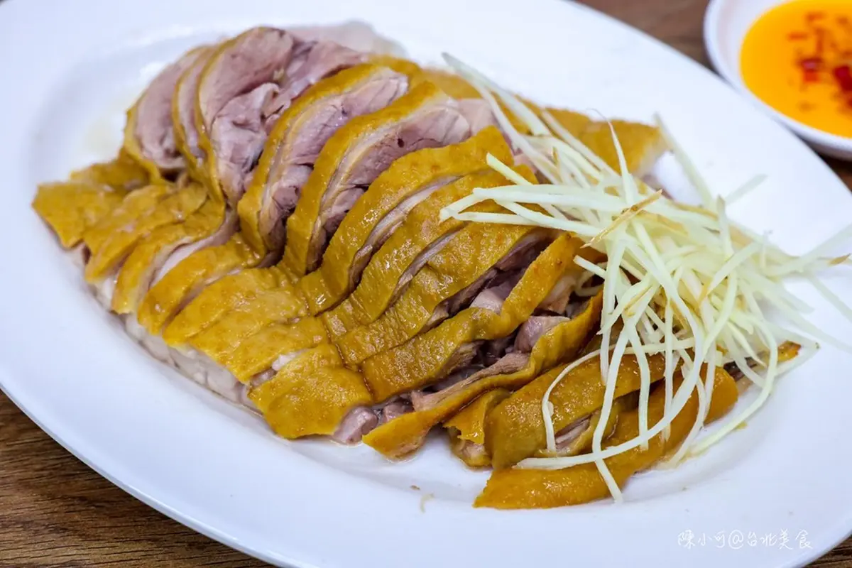 延三夜市超強鵝肉攤！甘蔗鵝、鹽水鵝皮Ｑ肉嫩，鵝油飯尬半熟炸蛋超銷魂
