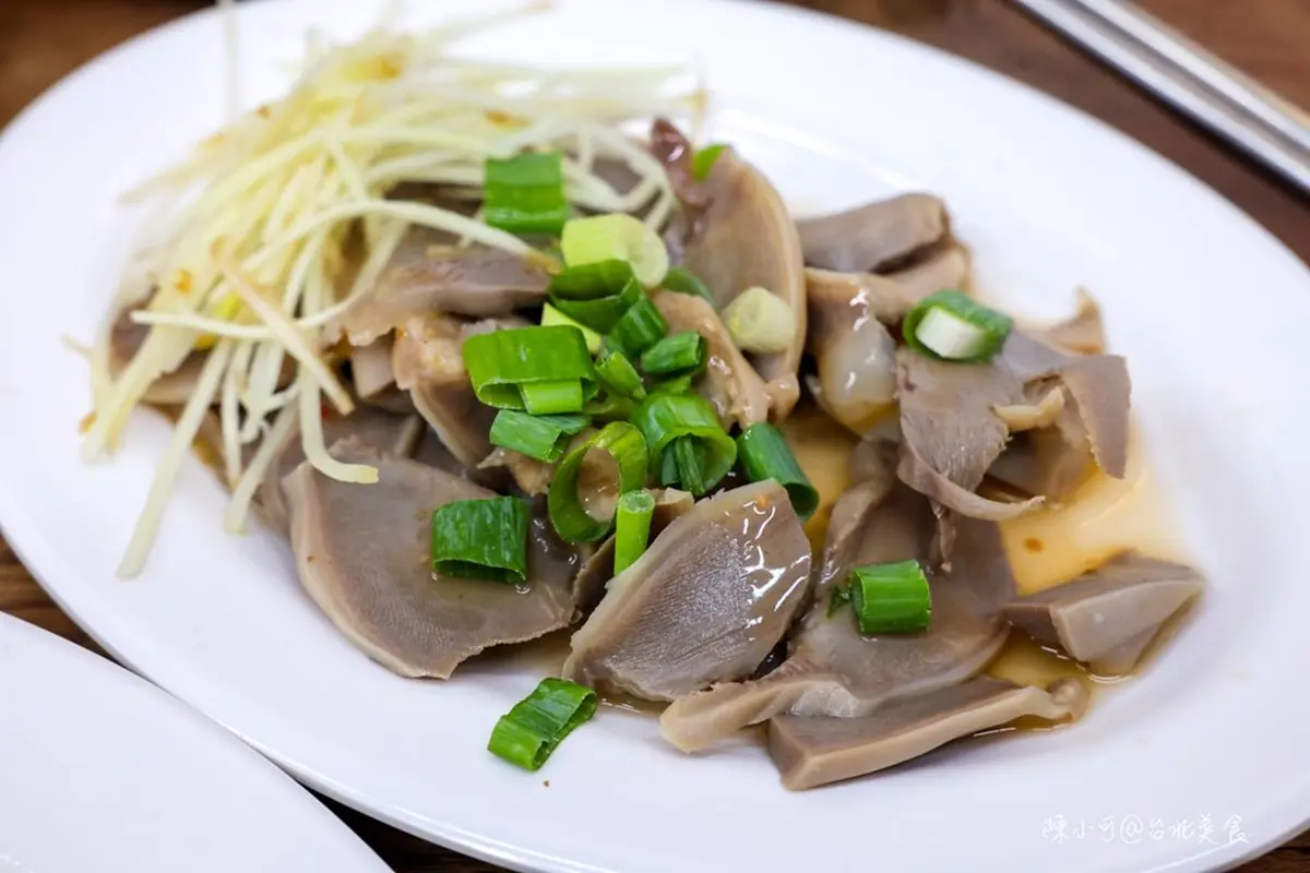 延三夜市超強鵝肉攤！甘蔗鵝、鹽水鵝皮Ｑ肉嫩，鵝油飯尬半熟炸蛋超銷魂