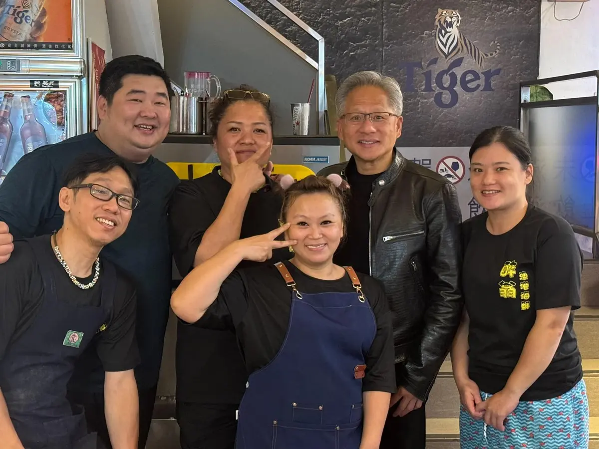 AI教父黃仁勳也愛「百元熱炒」!兆元CEO欽點菜色曝光,網友好評讚名不虛傳 AI教父黃仁勳也愛「百元熱炒」!兆元CEO欽點菜色曝光,網友好評讚名不虛傳