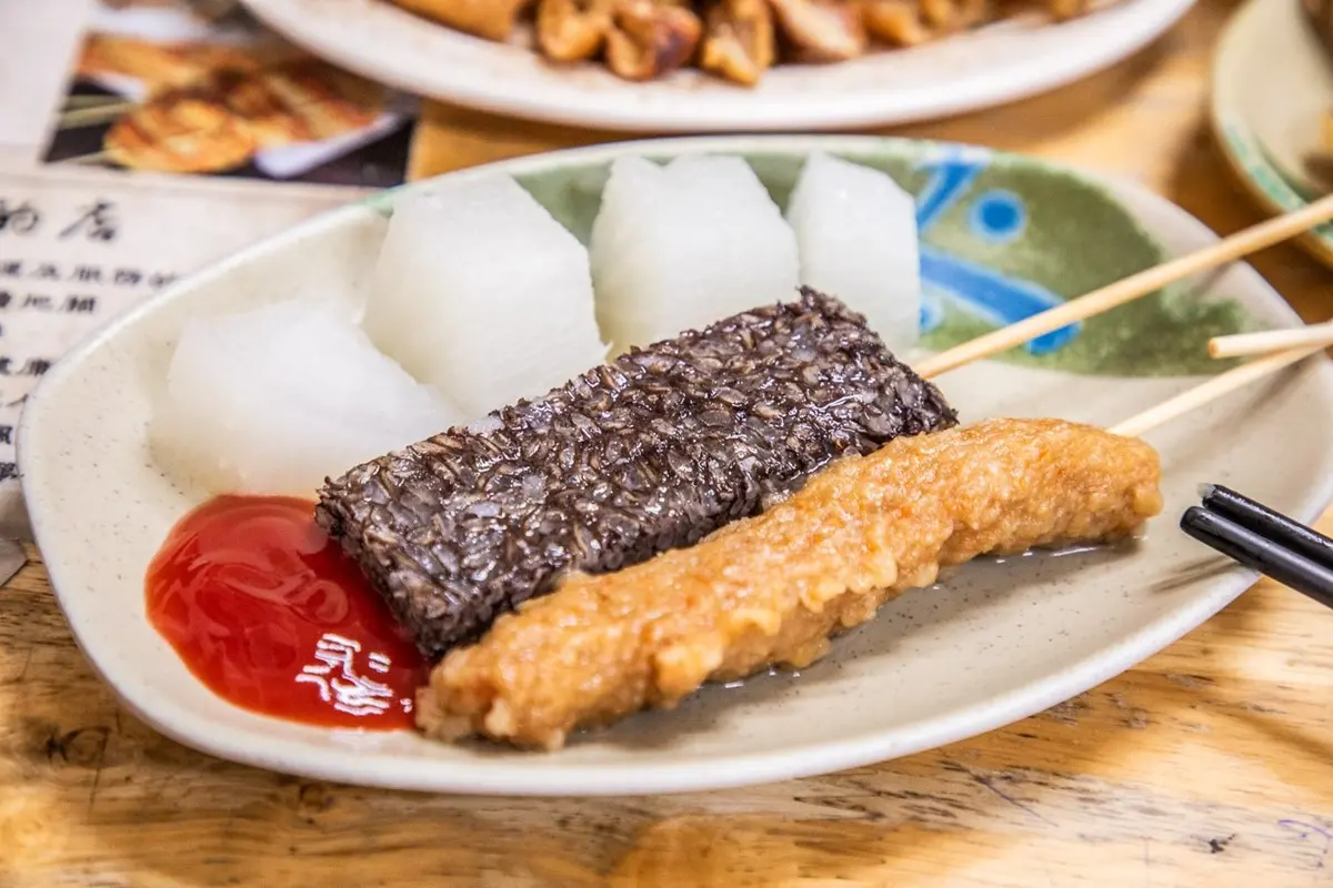 烤黑輪登上《米其林》！飄香50年攤車賣到開店面，免費喝關東煮湯人情味滿滿