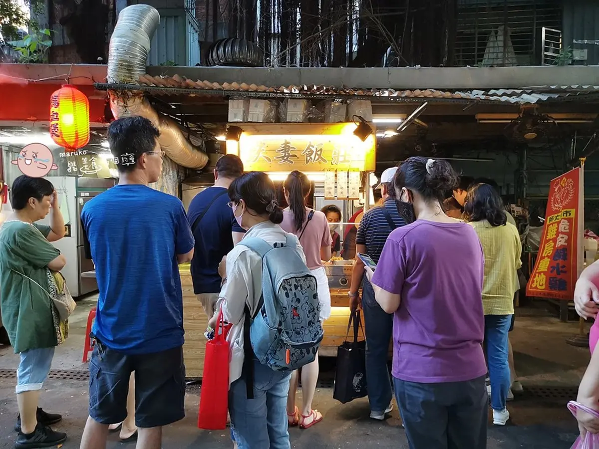 挑戰台北最便宜!便當3拼主菜+5配菜僅120元,隱身夜市還沒開門先排爆 挑戰台北最便宜!便當3拼主菜+5配菜僅120元,隱身夜市還沒開門先排爆