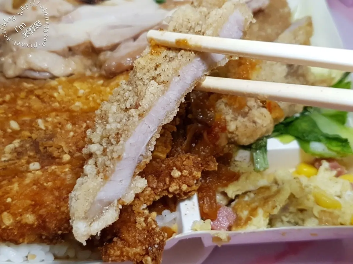 挑戰台北最便宜!便當3拼主菜+5配菜僅120元,隱身夜市還沒開門先排爆 挑戰台北最便宜!便當3拼主菜+5配菜僅120元,隱身夜市還沒開門先排爆